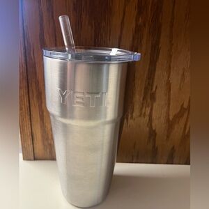 Yeti 24 oz Silver Stainless Steel Tumbler with Clear Lid and Straw